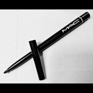 NON liquid Mac black eye pencil